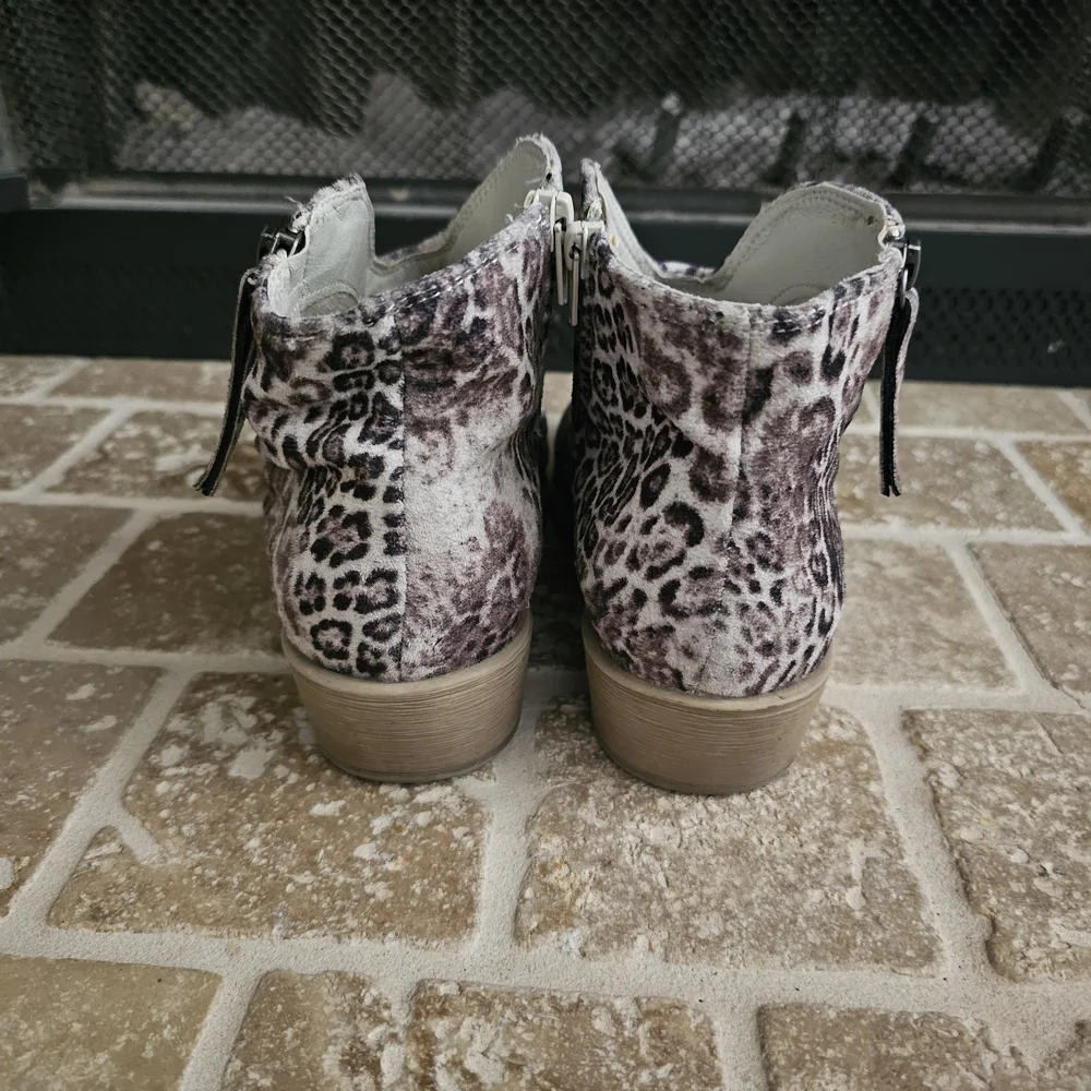 Very G Leopard Print Ankle Boots Side Zip Size 8 - Picture 3 of 7